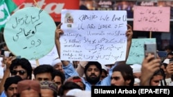 Supporters of Khalid Khan, the man who killed Tahir Nasim, who was in court on blasphemy charges, protest in Peshawar on July 31.