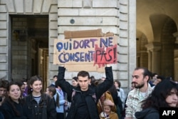 „Cine doarme nu consimte”, transmite un tânăr de la un protest din Rennes, în nordul Franței, 14 septembrie.