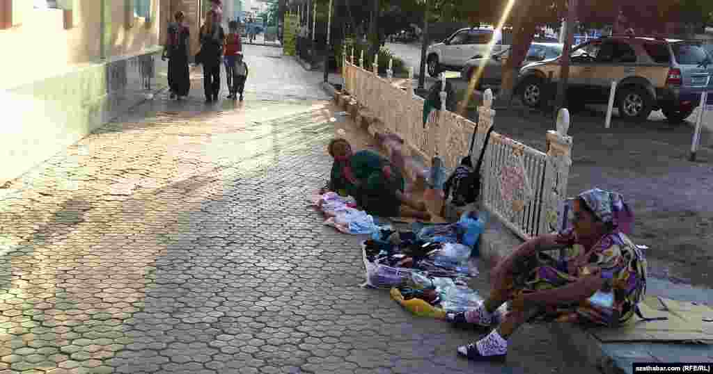 Köçäniň ýakasynda söwda edýän daýzalar