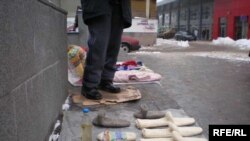 Bosnia and Herzegovina - Street sellers in Banja Luka, 12Jan2009