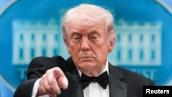 ABŞ Prezidenti Donald Tramp Ağ Evdə keçirilən mətbuat brifinqində medianın suallarını cavablandırır.