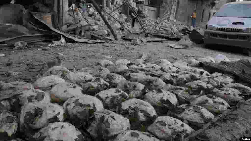 Siriýa, Aleppo, pitneçileriň elindäki Bab al-Makam mähellesi, howa zarbasynyň urulýan ýerinde galan çörekler. (Reuters/Abdalrhman Ismail)