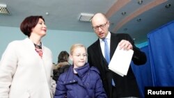 Premierul Ucrainei, Arseni Iațeniuk venit să voteze împreună cu familia 