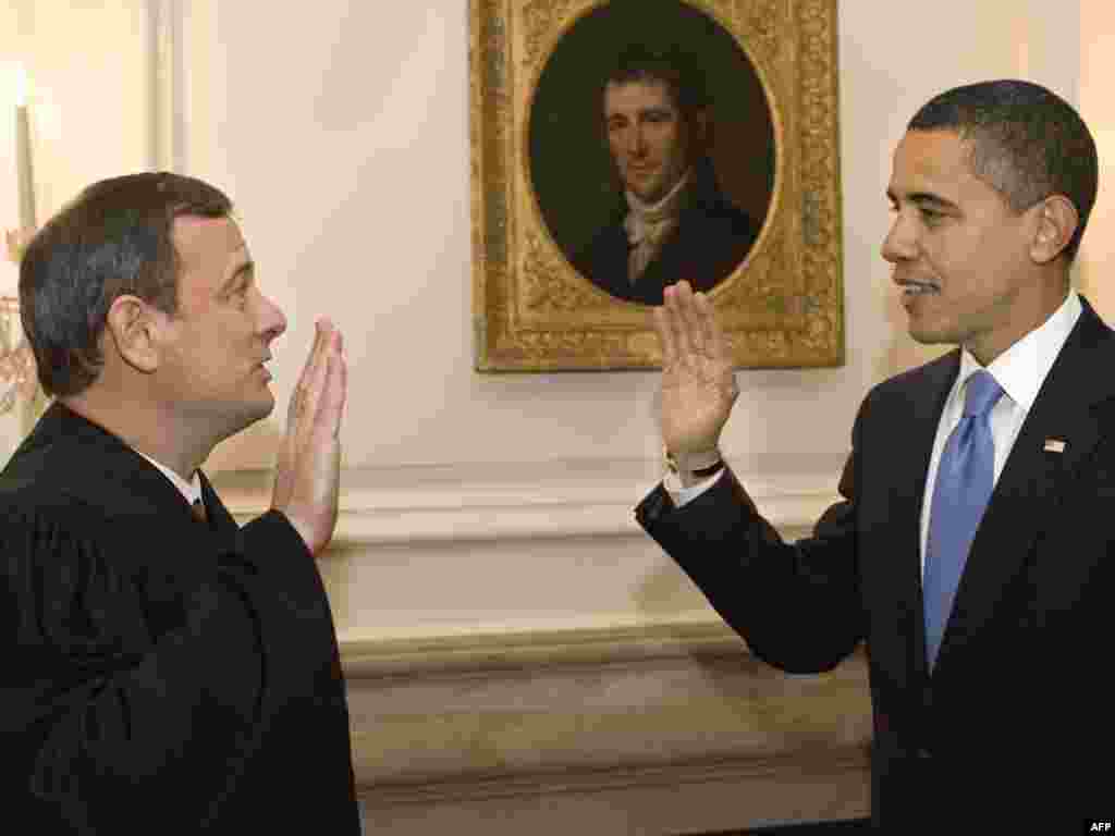 Bijela kuća - Zakletva broj 2 - Radi izmjenjenog reda riječi izgovorenih na inauguraciji Barack Obama je u Bijeloj kući morao položiti još jednu zakletvu - točno onako kako to piše u Ustavu SAD.