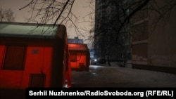 Мобільний пункт обігріву де жителі Києва можуть зігрітися, випити чаю, зарядити телефони та отримати допомогу під час відключень світла й опалення. Дарницький район, Київ, 18 січня 2026 року