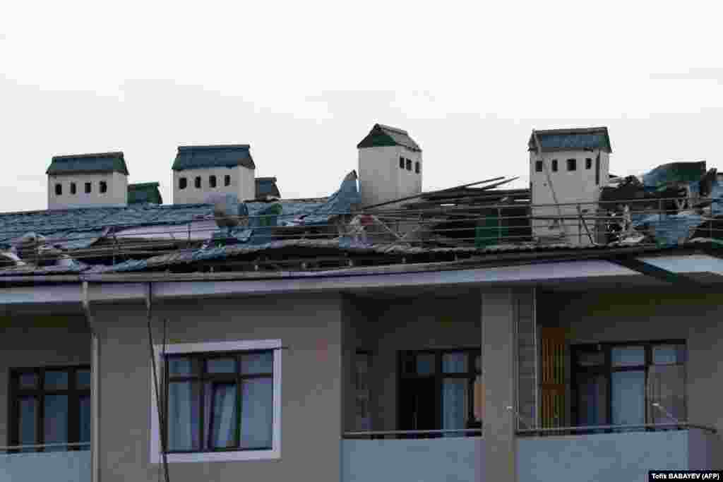 An apartment building in the Azerbaijani city of Tartar said to have been damaged in the shelling