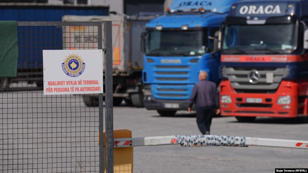 Kamionët duke pritur në terminalin doganor, pika e kalimit kufitar në Merdare, 8 tetor 2024.