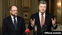 Președintele Ucraine, Petro Poroșenko cu președintele Parlamentului European, Martin Schulz, la Conferința de securitate de la München în februarie 2016