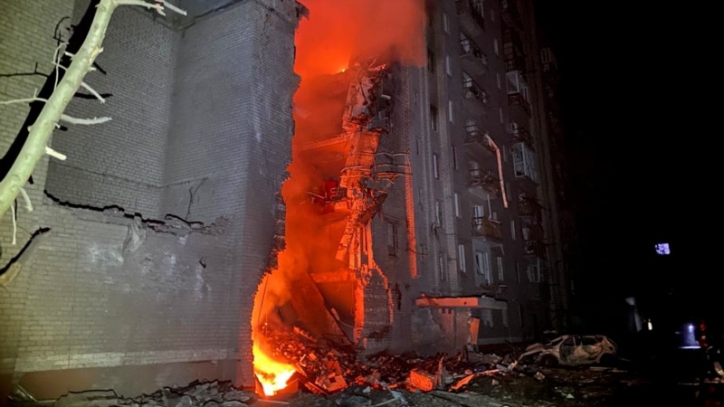 Russian Guided Bomb Hits Apartment Building In Kramatorsk, Killing 1