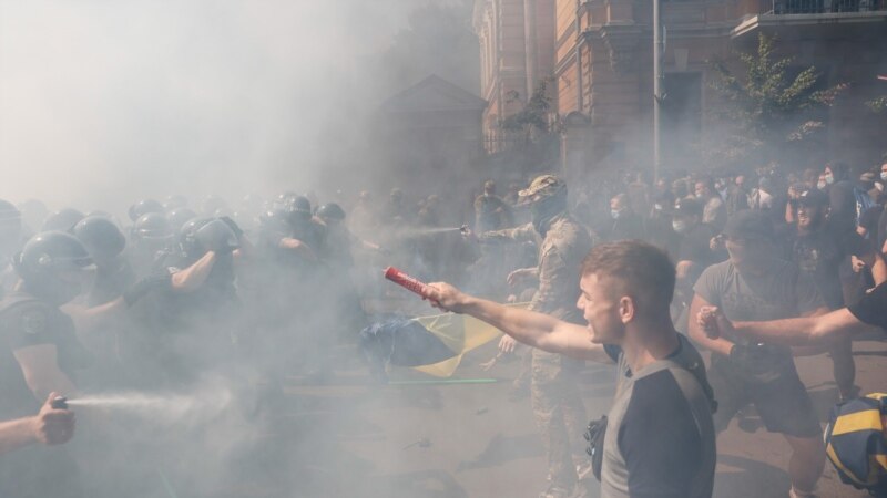 Столкновения под Офисом президента в Киеве на акции «Остановим капитуляцию»: в МВД заявляют о травмах у правоохранителей