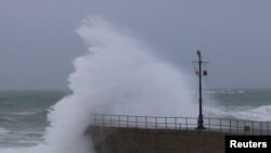 Valuri mari cauzate de furtuna Isha au lovit coasta din Porthleven, Marea Britanie, 21 ianuarie 2024.