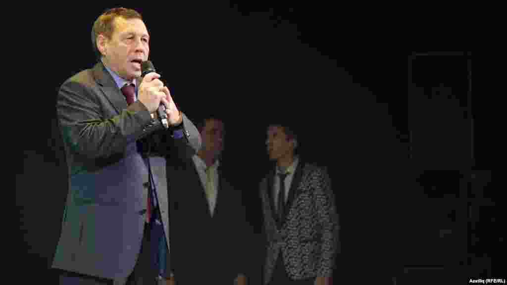 Рөстәм Зәкуан шагыйрь, элеккеге депутат булудан тыш, моңлы итеп озын көйләрне дә башкара