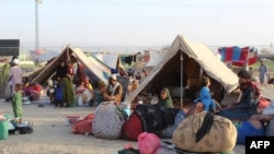 Афганские беженцы отдыхают в палатках во временном лагере для убежищ в Чамане, пакистанском городе на границе с Афганистаном, 31 августа 2021 года.