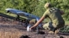 Військовий батальйону безпілотних систем «Ронін» 65-ї окремої мотострілецької бригади ЗСУ готує до запуску дрон у бік російських позицій