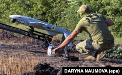 Украинский военнослужащий готовит дрон к запуску