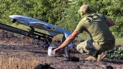 Військовий батальйону безпілотних систем «Ронін» 65-ї окремої мотострілецької бригади ЗСУ готує до запуску дрон у бік російських позицій
