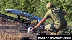 Військовий батальйону безпілотних систем «Ронін» 65-ї окремої мотострілецької бригади ЗСУ готує до запуску дрон у бік російських позицій. Запорізька область,  29 серпня 2026 року