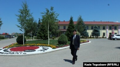 Қыздардың лас аяқтарын жалау