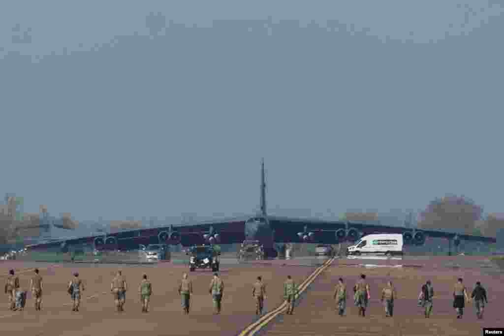 A US B-52 Stratofortress bomber returns to the RAF Fairford airbase in Gloucestershire, Britain, on April 8 still loaded with munitions following the announcement of a two-week cease-fire in the Iran war.