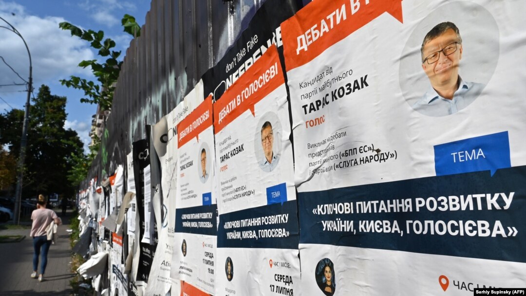 Тақиқланган телеканаллар расман "Голос" партиясидан депутатликка номзод бўлган Тарас Козакка тегишли.