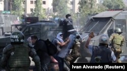 Santiagoda protestçiler polisiýa bilen çaknyşýar. 20-nji oktýabr, 2019 ý.