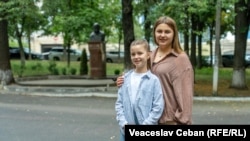 Victoria Lipkovskaia, împreună cu fiica sa, pe care vrea s-o înmatriculeze în clasa a IV-a la gimnaziul „Taras Șevcenko” din Chișinău