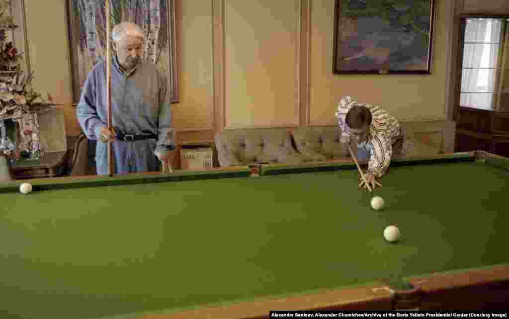 Yeltsin relaxing with a game of billiards during a vacation in Karelia in July 1997.&nbsp;