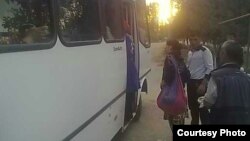 Ҳашарчиларга ажратилган "Отайўл" автобусига сиғмаётган теримчилар. 