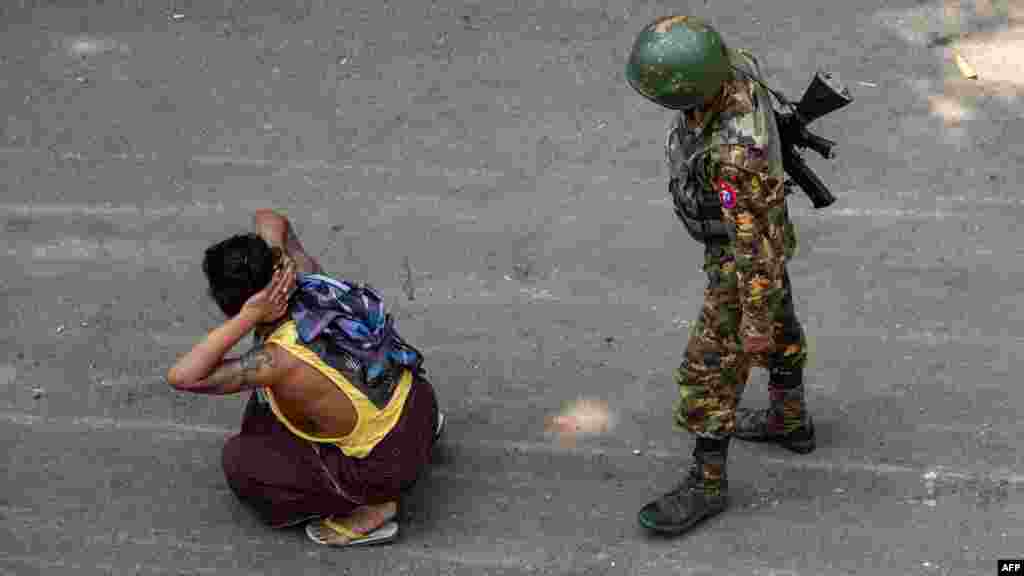 Солдат задержал одного из участников протеста.&nbsp;Мандалай&nbsp;
