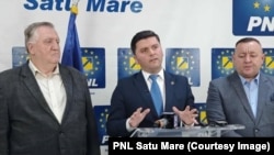Deputatul PNL Adrian Cozma (centru), alături de Ioan Bartok (stânga), primarul din Beltiug și Nicolae Cornea (dreapta), primarul din Socond la conferința de presă în care au anunțat comasarea celor două comune.