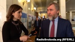 14 січня журналісти руху «Чесно» зафіксували позафракційного депутата Вадима Новинського за кнопкодавством