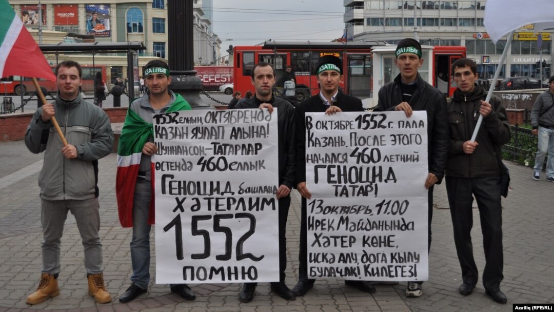 “Азатлык” татар яшьләре берлеге активистлары Хәтер көненә багышланган чарада. Казан, 6 октябрь 2012