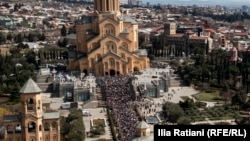 „ზარების ავტორი ამბობდა, რომ იყო სამების მიმდებარე ტერიტორიაზე, შეიარაღებული და დანაღმული ჰქონდა ტაძრის ტერიტორია“, - წერს სუსი.