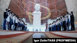 1981 - Bustul lui Vladimir Ilici Lenin într-un muzeu din Ulan Bator, dedicat fondatorulului sovietic. 