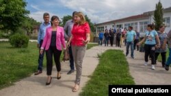 Министерката Мила Царовска во Тимјаник за време на преговорите со жителите да дозволат отворање на групниот дом