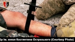 Накладання турнікету пораненому бійцю, ілюстративне фото