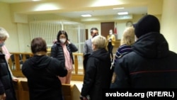Журналистка Юлия Коцкая (в центре) в суде.