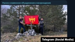 Velibor Zeković (levo) i Željko Đurović sa zastavom organizacije "Rusov" u blizini Višegrada, april 2026. godine