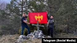 Velibor Zekoviqi (majtas) dhe Zhellko Gjuroviqi me flamurin e organizatës Rusov pranë Vishegradit, prill 2026.