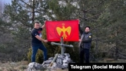 Velibor Zeković (levo) i Željko Đurović sa zastavom organizacije "Rusov" u blizini Višegrada, april 2026. godine