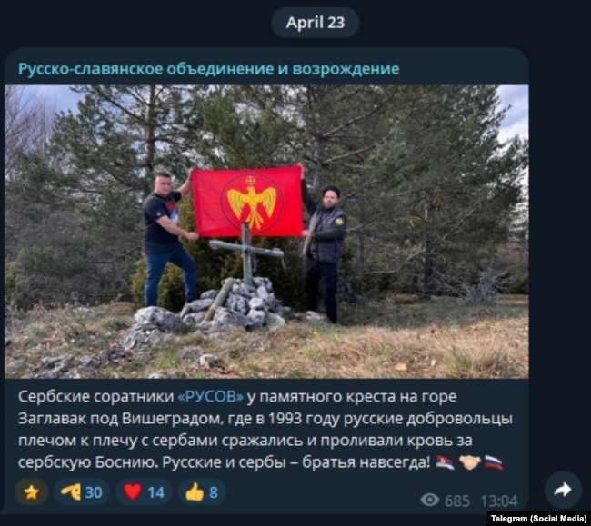 Velibor Žeković dhe Željko Đurović shfaqin flamurin e lëvizjes RUSOV.