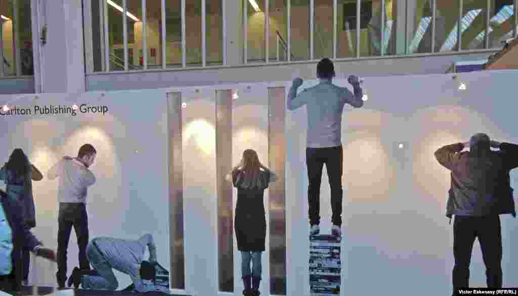 Design &icirc;n pavilionul editurilor anglo-saxone...