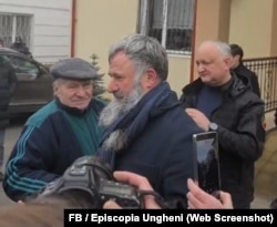 Captură de pe un video distribuit de Episcopia de Ungheni și Nisporeni în care apare primarul din Dereneu, Vasile Revenco (în centru), după ce a fost eliberat din arest. În plan secund - liderul PSRM, Igor Dodon. Judecătoria Strășeni, 13 februarie 2026.
