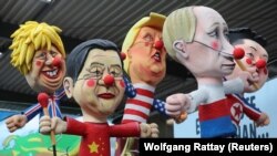 Ляльки світових політиків на карнавалі у Кельні в Німеччині, 18 лютого 2020 року