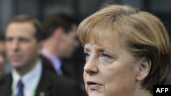 Kancelarja gjermane Angela Merkel para gazetarëve, pak para fillimit të samitit në Bruksel