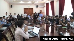 Ҳамоиши "ҷавонони фаъол" дар Донишгоҳи миллии Тоҷикистон. 17-уми июн.