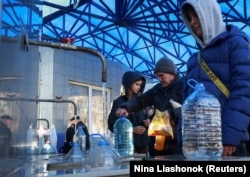 Черга за водою в Одесі після чергової російської атаки на інфораструктуру в грудні 2025-го