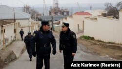 Полицейские на дороге, ведущей к центру реабилитации наркозависимых, где произошел пожар. Баку, 2 марта 2018 года.
