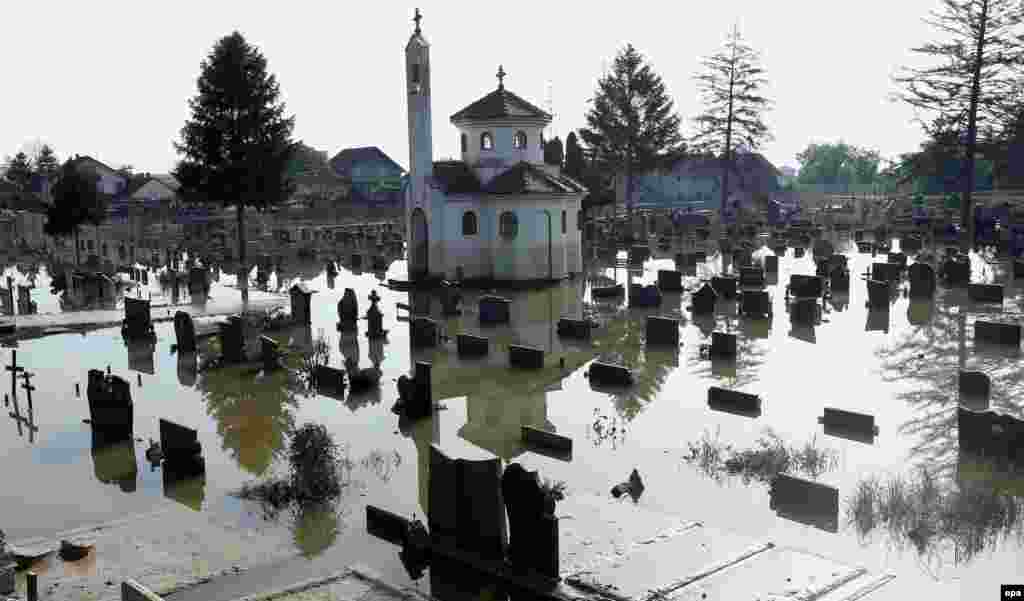 A flooded cemetery at the entrance of the town of Bosanski Samac, Bosnia-Herzegovina (epa/Fehim Demir)
