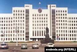 Менск, 1991 г. Вярхоўны Савет зь Беларускім Сьцягам і гэрбам “Пагоня” на фасадзе